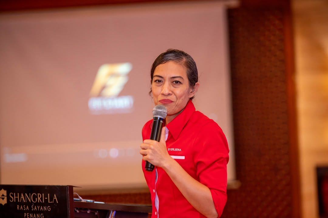 Speaker holding a microphone in front of the Fit Start logo
