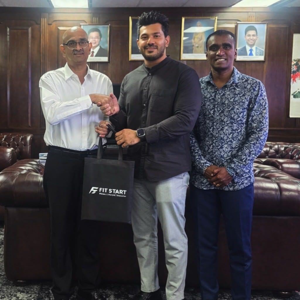 Handshake during a Fit Start gift bag handover